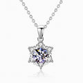 Collier Marguerite : solitaire moissanite 1 carat entouré d'une corolle de six moissanites, argent 925 or blanc 18K