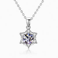 Collier Marguerite : solitaire moissanite 1 carat entouré d'une corolle de six moissanites, argent 925 or blanc 18K