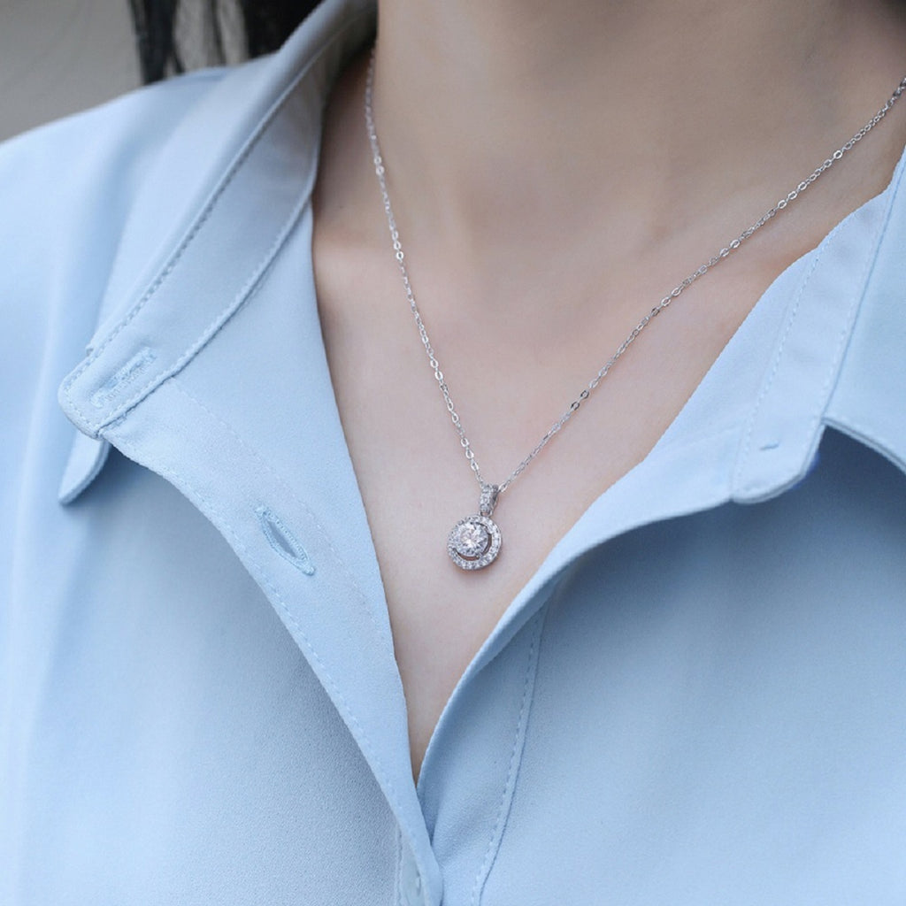 Collier halo rond porté au cou