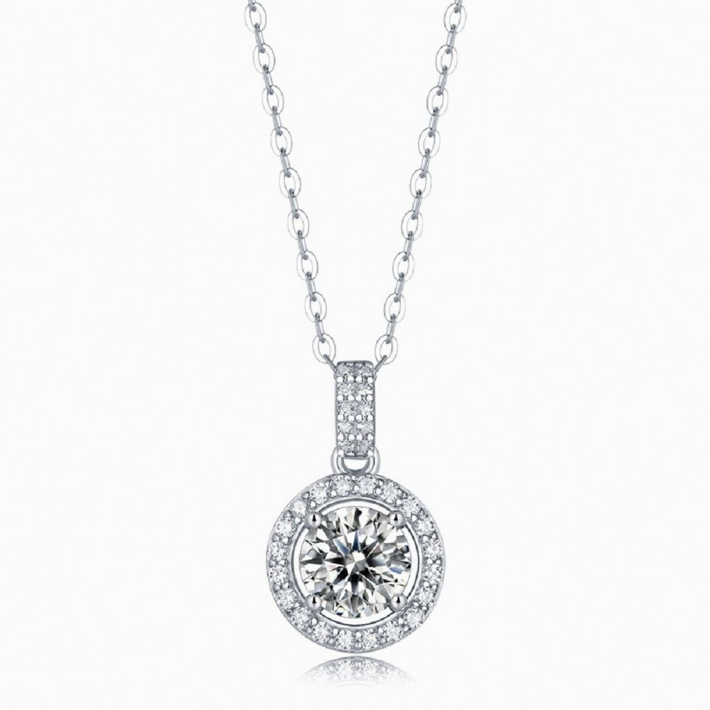 Collier halo rond pavé moissanite sur fond blanc