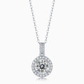 Collier halo rond pavé moissanite sur fond blanc