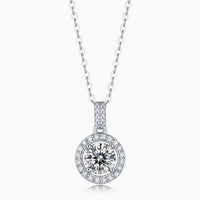 Collier halo rond pavé moissanite sur fond blanc