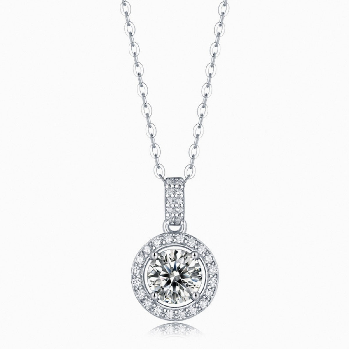 Collier halo rond pavé moissanite sur fond blanc
