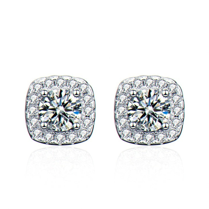 Kouchta Puces Carrées Halo : paire de moissanites sur cadre carré pavé, argent 925 or blanc 18K