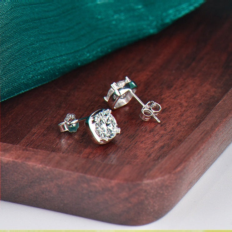 Kouchta Puces Carrées Mini : deux moissanites 1 carat en cadre carré, argent 925 or blanc 18K