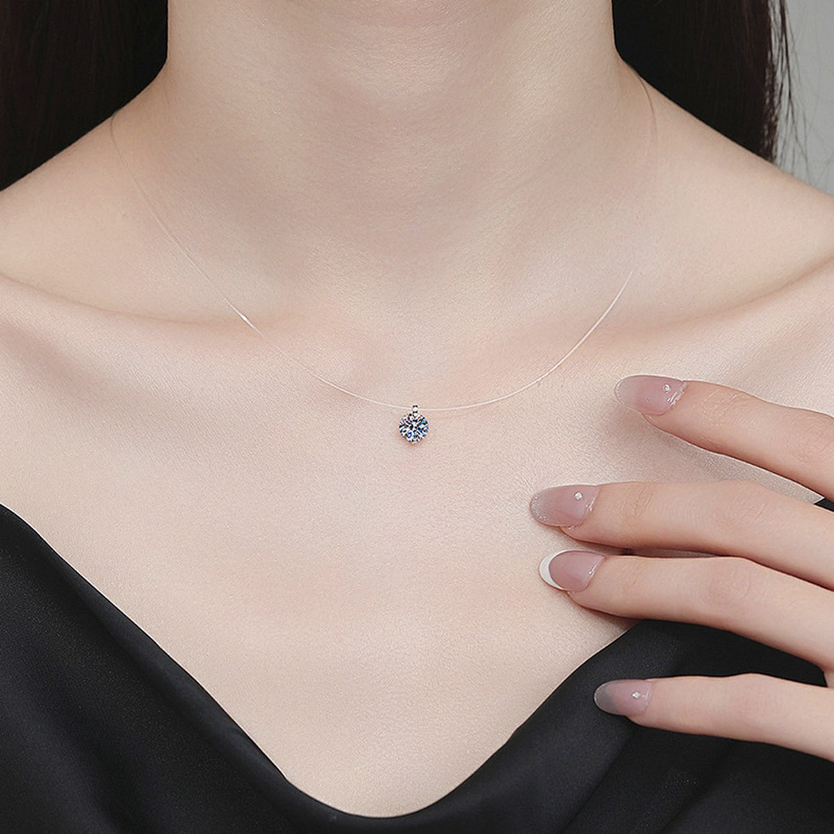 Collier fil invisible porté au cou
