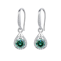 Boucles goutte moissanite verte sur fond blanc