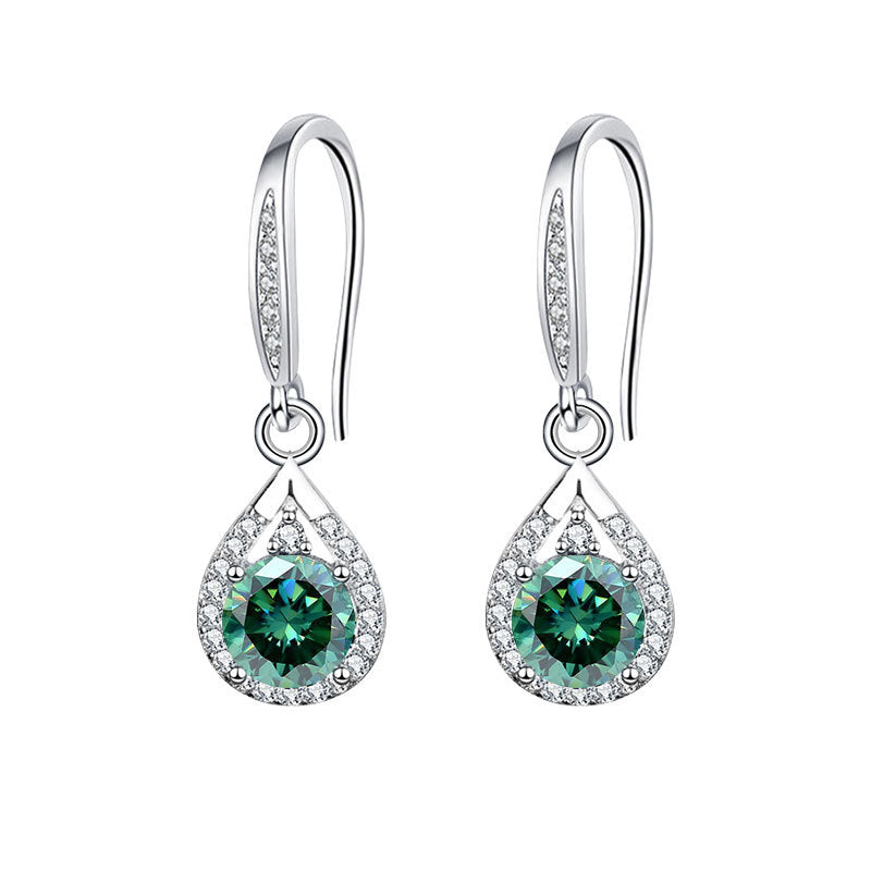 Boucles goutte moissanite verte sur fond blanc