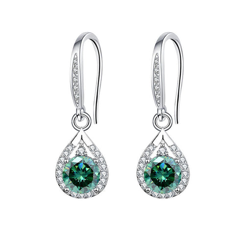 Boucles goutte moissanite verte sur fond blanc