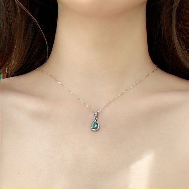 Collier Goutte Kouchta porté — moissanite verte et pavé, argent 925