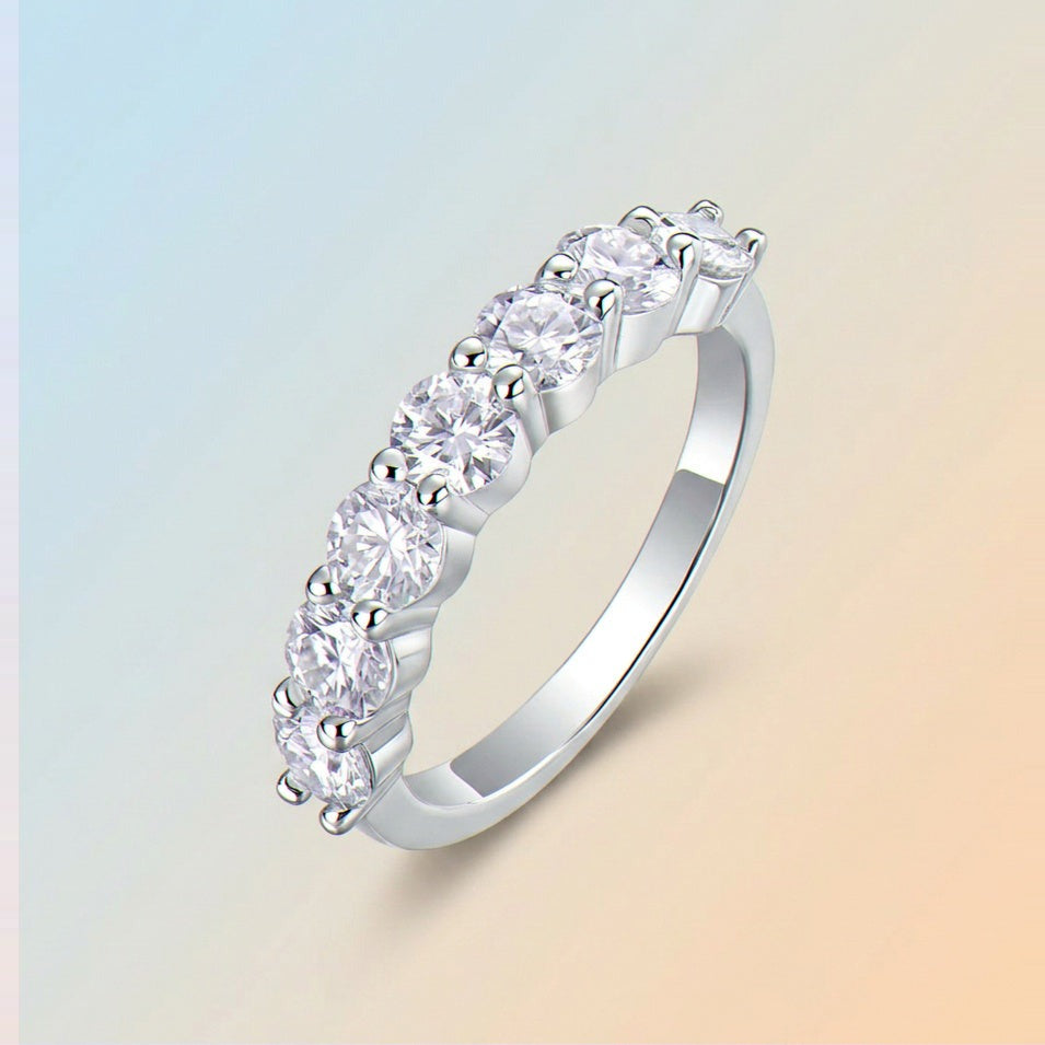 Kouchta Bague Sept Moissanites portée au doigt, ligne de lumière continue