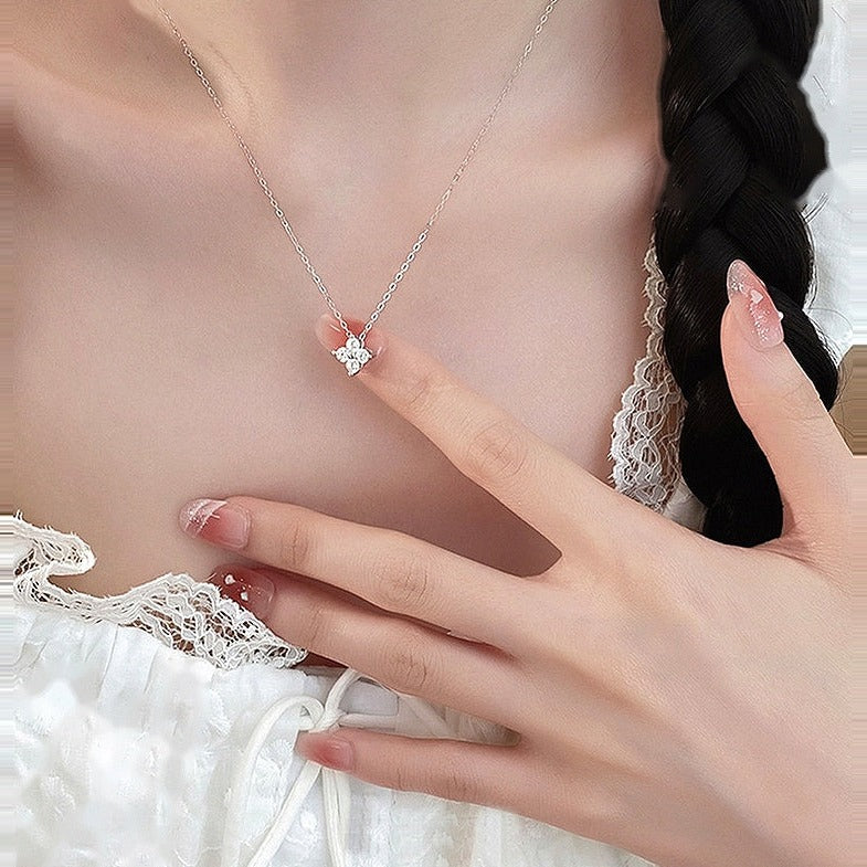 Kouchta Collier Trèfle Quatre Feuilles — porté