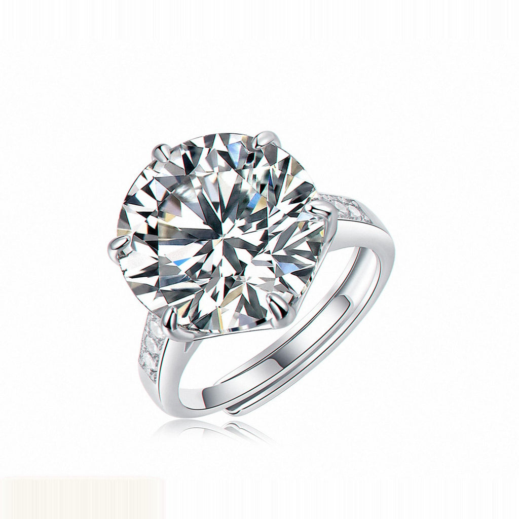 Kouchta Solitaire Six Griffes Spectaculaire — bague six griffes pavée, vue studio blanc