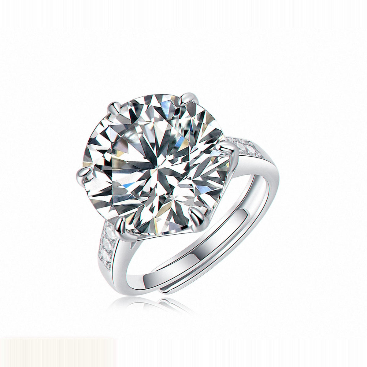 Kouchta Solitaire Six Griffes Spectaculaire — bague six griffes pavée, vue studio blanc
