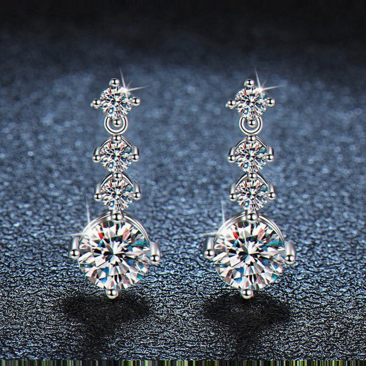 Kouchta Pendantes Cascade : les deux boucles sur fond sombre, cascade de brillantes graduées