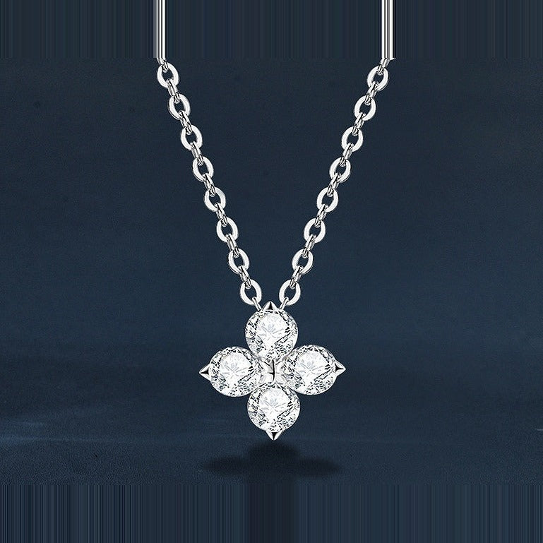 Kouchta Collier Trèfle Quatre Feuilles — fond bleu nuit