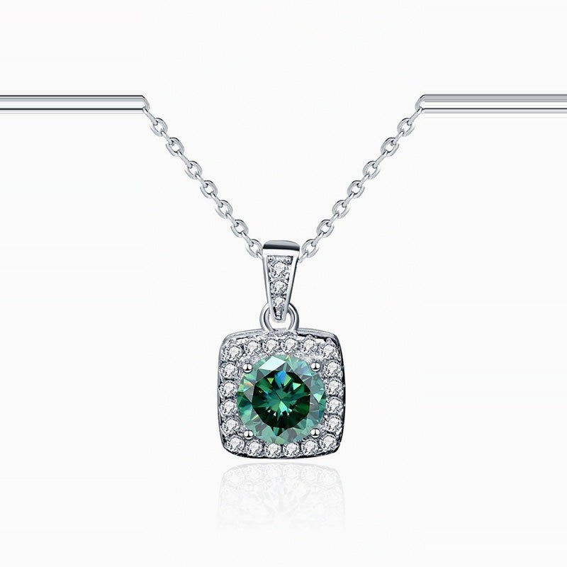 Collier Carré Kouchta vue complète sur fond clair — moissanite verte, pavé, argent 925 or blanc 18K