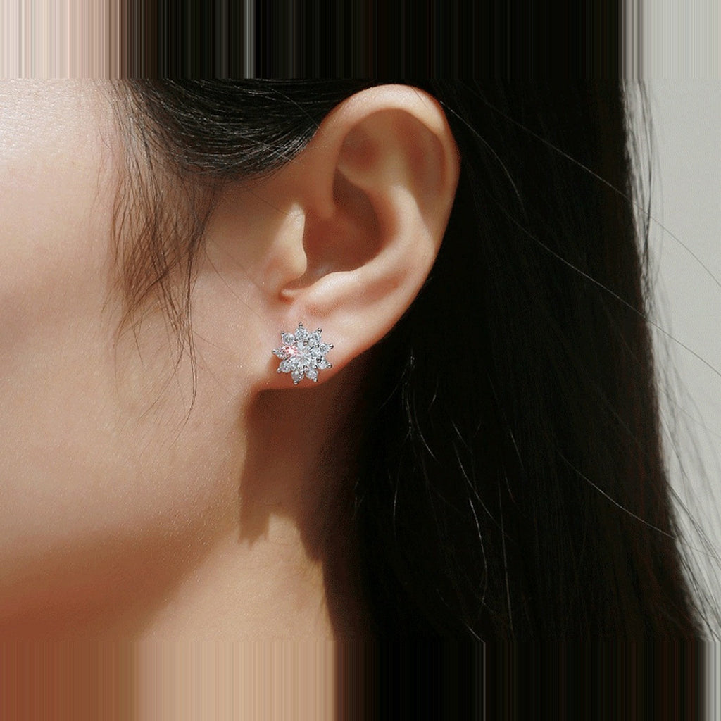 Puces Tournesol Kouchta portées à l'oreille — moissanite et pavé, argent 925