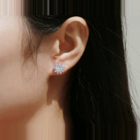 Puces Tournesol Kouchta portées à l'oreille — moissanite et pavé, argent 925