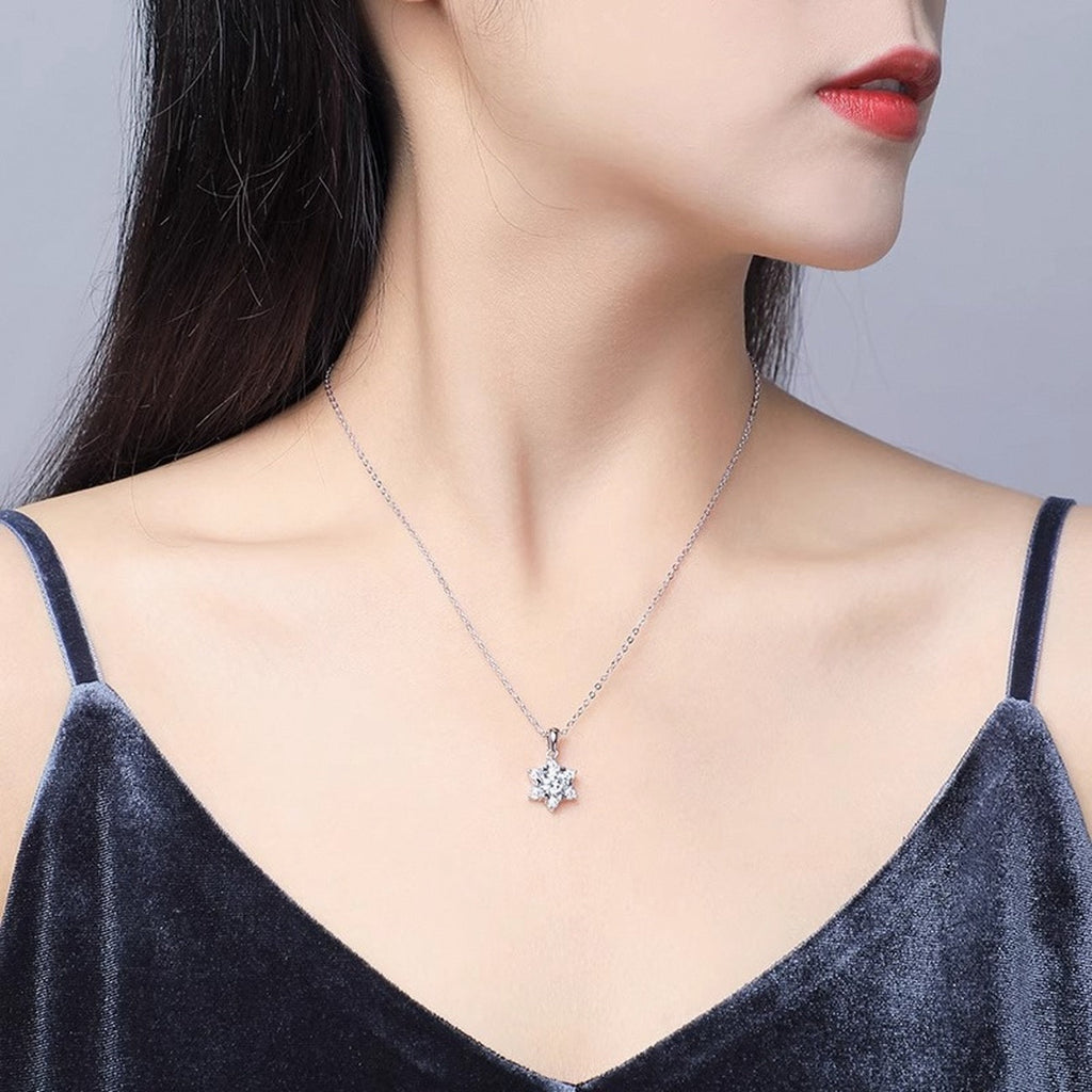 Collier Marguerite porté au cou