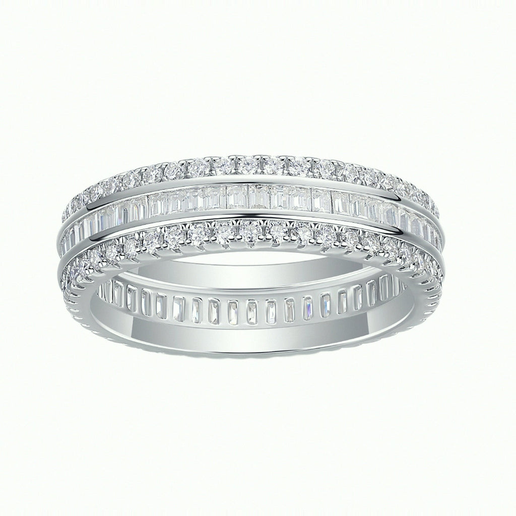 Kouchta Jonc Rivière Baguettes — bague argent 925 à rangée centrale de moissanites baguettes et double pavé, vue studio
