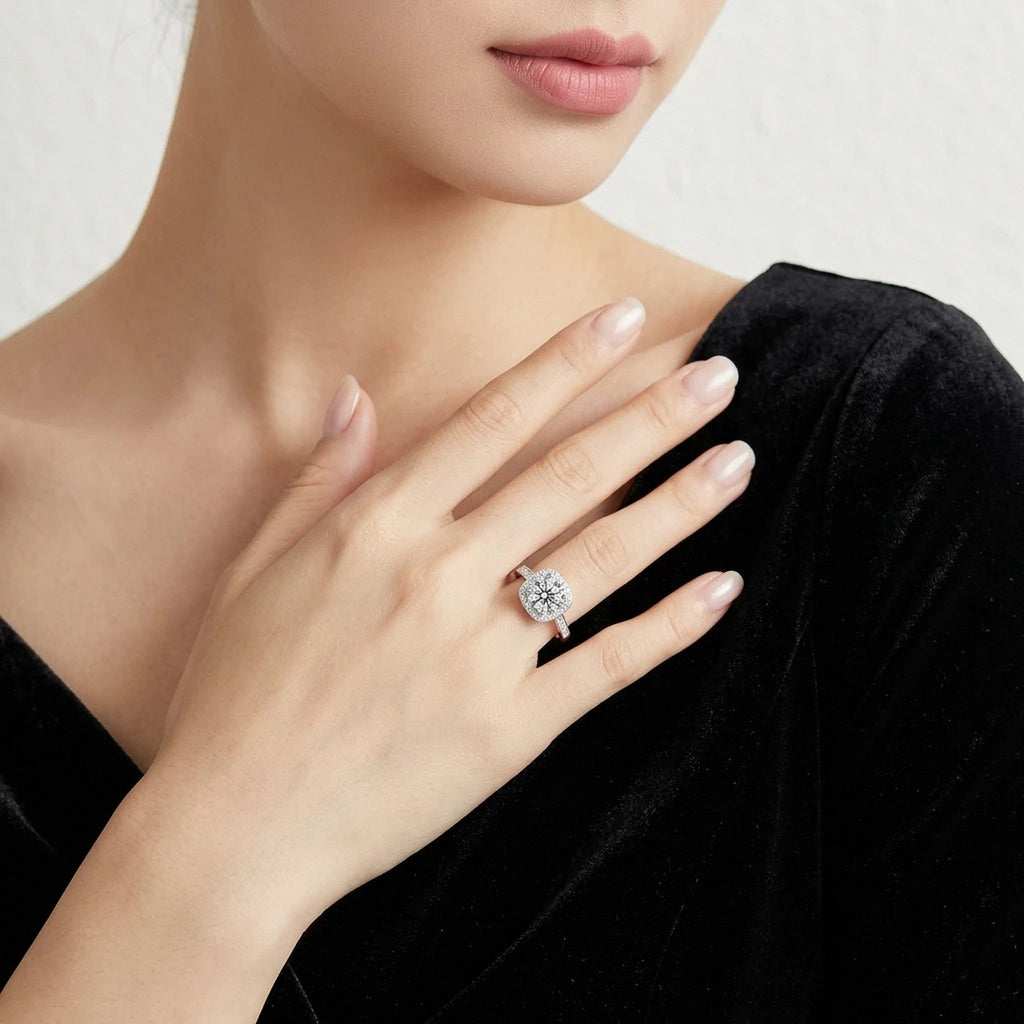 Bague halo carré portée sur velours noir