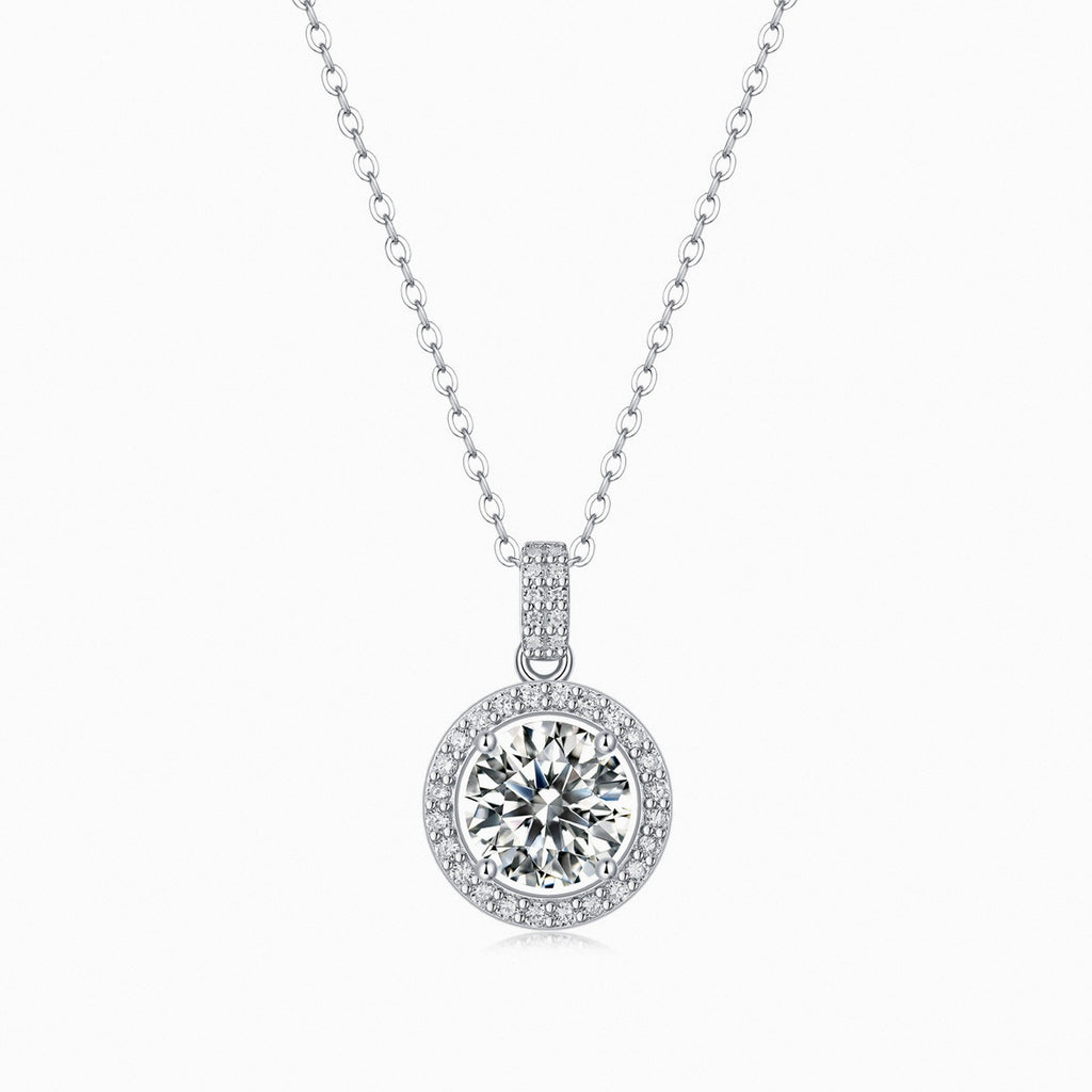Collier halo rond sur fond noir