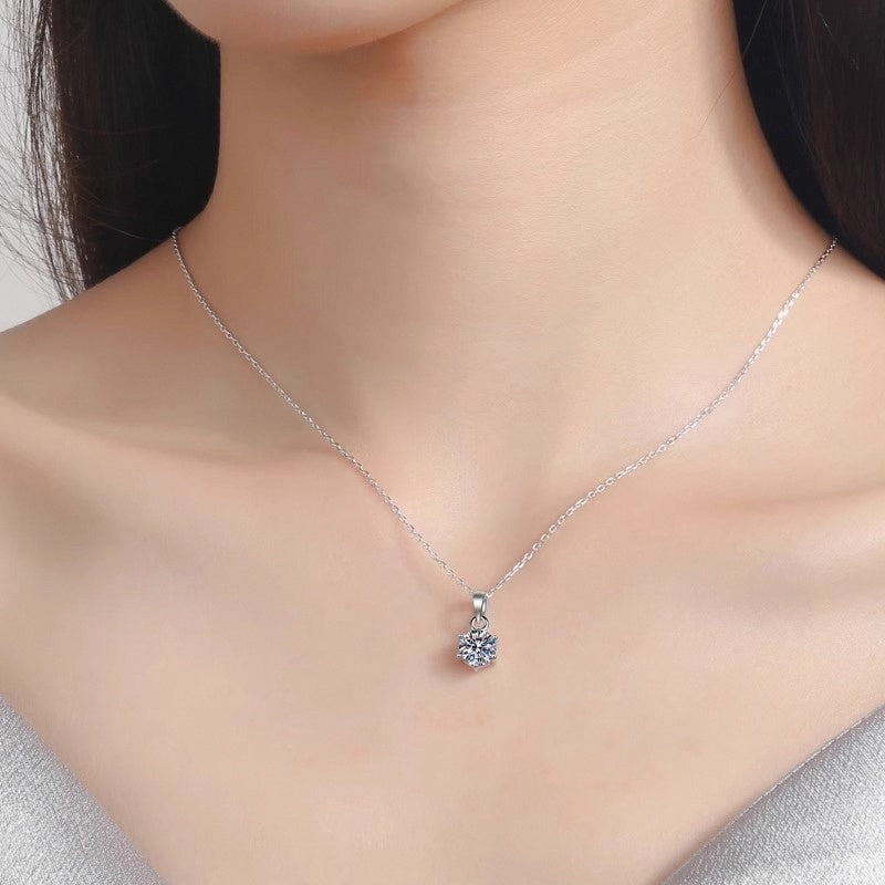Collier solitaire porté au cou