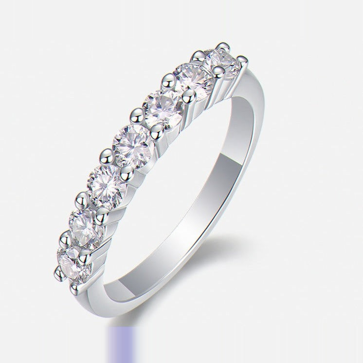 Kouchta Bague Sept Moissanites : gros plan sur fond clair, les sept moissanites 0,10 carat alignées