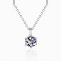 Collier solitaire 6 griffes moissanite sur fond blanc studio