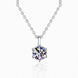 Collier solitaire 6 griffes moissanite sur fond blanc studio