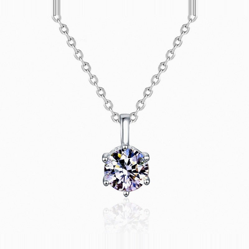 Collier solitaire 6 griffes moissanite sur fond blanc studio