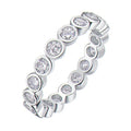 Kouchta Jonc Éternité : héros studio fond blanc, dix-huit moissanites en rang continu, argent 925 or blanc 18K