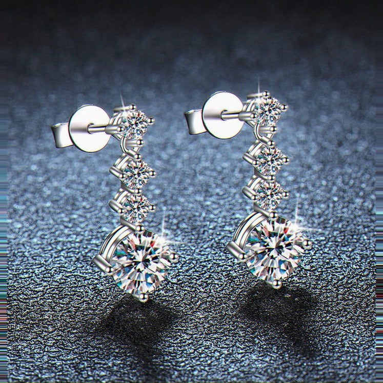 Kouchta Pendantes Cascade : paire de boucles quatre griffes, moissanite 1 carat, argent 925 or blanc 18K