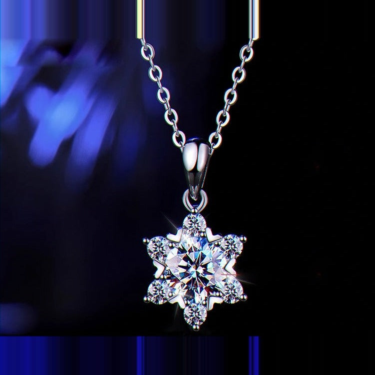Kouchta Collier Flocon — moissanite 1 carat, flocon ajouré sur fond nuit