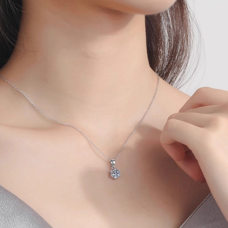 Collier solitaire porté au cou, main sur la chaîne