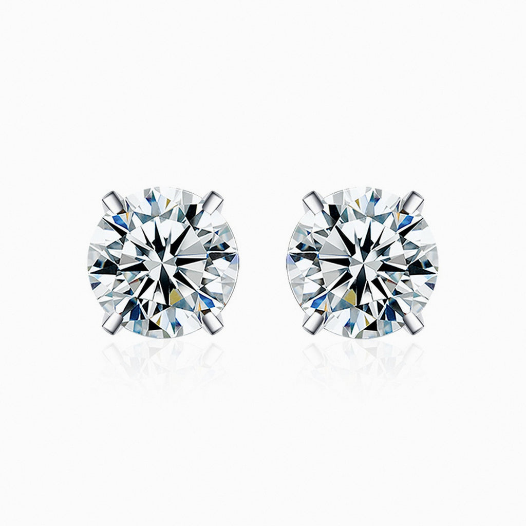 Puces solitaire 4 griffes moissanite sur fond blanc studio