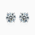 Puces solitaire 4 griffes moissanite sur fond blanc studio