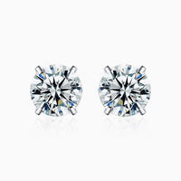 Puces solitaire 4 griffes moissanite sur fond blanc studio