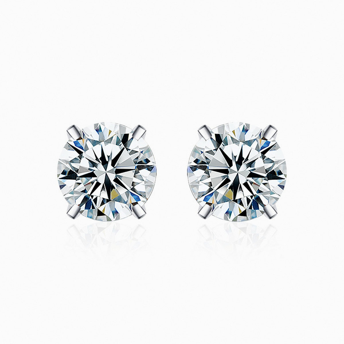 Puces solitaire 4 griffes moissanite sur fond blanc studio