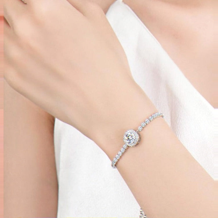 Kouchta Bracelet Étoile porté au poignet — moissanite, argent 925 or blanc 18K