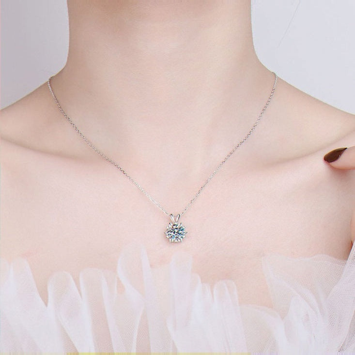 Kouchta Collier Étoile Six Branches porté sur un col clair, moissanite taille brillant, argent 925 or blanc 18K
