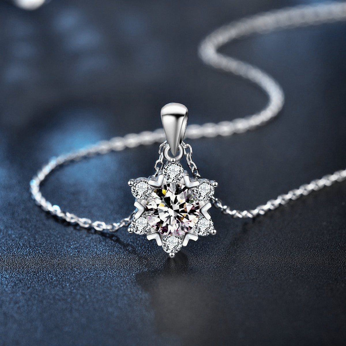 Collier Marguerite en studio sombre, fleur de moissanites