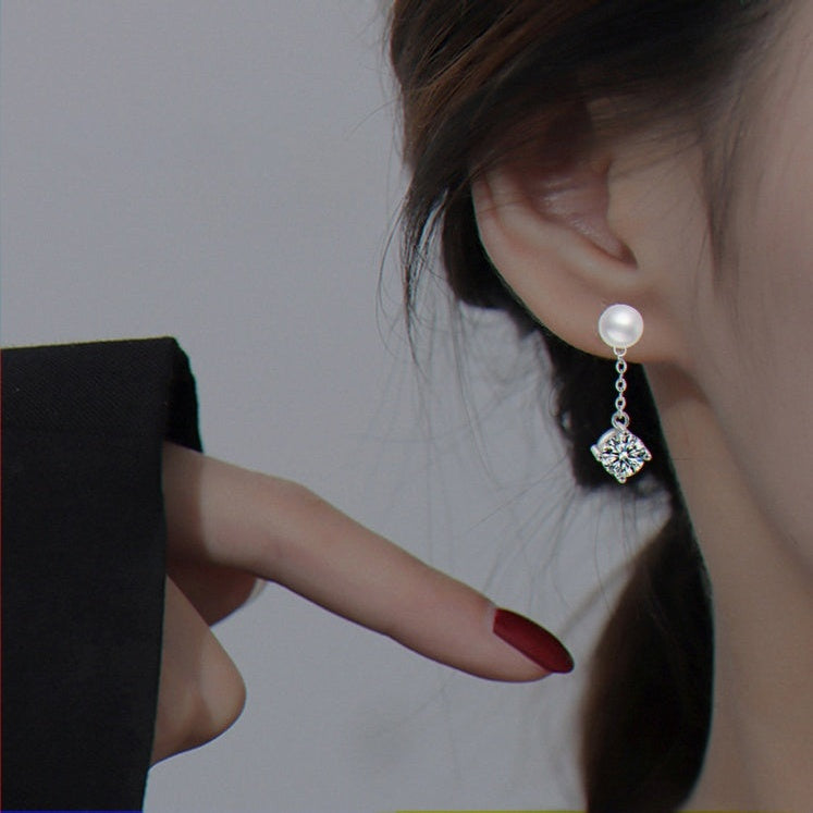 Kouchta Pendantes Perle & Moissanite : détail porté du duo perle et pierre taille carrée