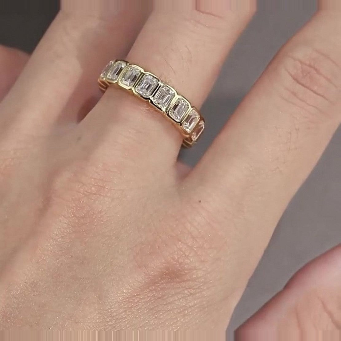 Kouchta Alliance Octogone — portée au doigt, moissanites coupe émeraude orientées le long du doigt, or jaune 18K