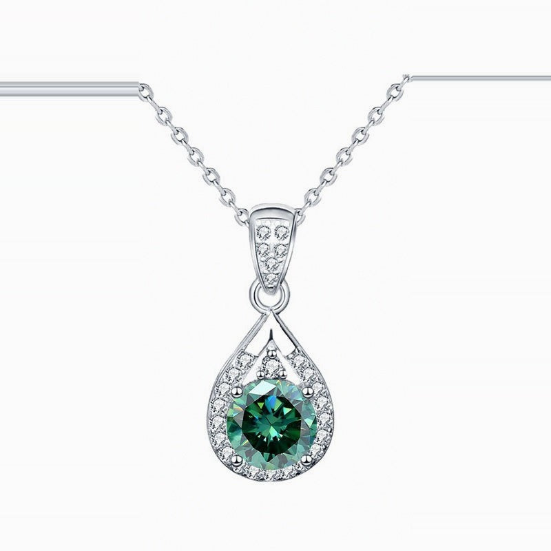 Collier Goutte Kouchta vue complète sur fond clair — moissanite verte, pavé, argent 925 or blanc 18K