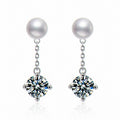 Kouchta Pendantes Perle & Moissanite : paire studio sur fond blanc, finition or blanc