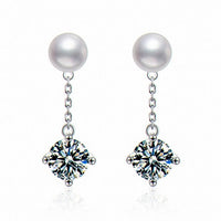 Kouchta Pendantes Perle & Moissanite : paire studio sur fond blanc, finition or blanc