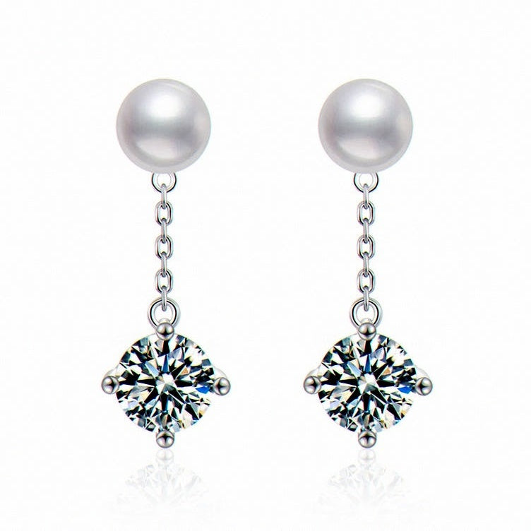 Kouchta Pendantes Perle & Moissanite : paire studio sur fond blanc, finition or blanc