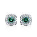 Puces carrées moissanite verte sur fond blanc